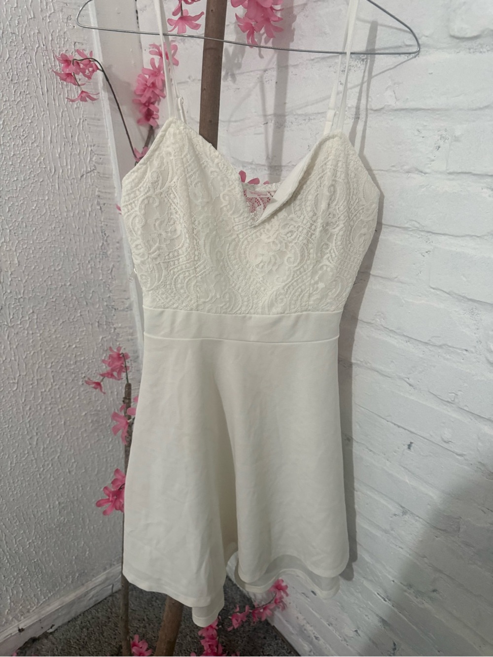 No Boundaries White Lace V-Neck Top